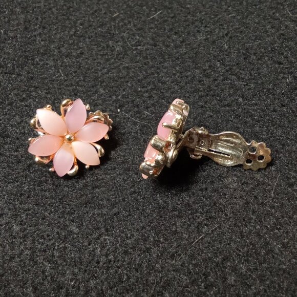 Vintage Peach Flower Clip-on Earrings - Picture 5 of 5